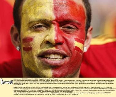 Fans, Fussballfans, supporters, spectators, Zuschauer Spanien, Bemalung im Gesicht, Gesichtsbemalung, Schminke Jubel, Freude, Emotionen, Feiern, Lachen, jubelt, freuen, Gruppenspiel, Gruppe C , Fussball Nationalmannschaft EM Euro 2012 am 10.06.2012 in Danzig, Europameisterschaft 2012 in P o l e n, U k r a i n e