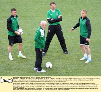 FUSSBALL - EURO 2012, ITA vs IRL, Training POSEN,POLEN,17.JUN.12 - FUSSBALL - UEFA Europameisterschaft 2012 in Polen und der Ukraine, Länderspiel, Gruppenphase, Italien vs Irland, Vorberichte, Abschlusstraining IRL. Bild zeigt Robbie Keane, Tormanntrainer Alan Kelly, Damien Duff und Teamchef Giovanni Trapattoni (IRL).