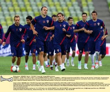 FUSSBALL - EURO 2012, CRO vs ESP, Training DANZIG,POLEN,17.JUN.12 - FUSSBALL - UEFA Europameisterschaft 2012 in Polen und der Ukraine, Länderspiel, Gruppenphase, Kroatien vs Spanien, Vorberichte, Abschlusstraining Kroatien. Bild zeigt die Mannschaft von CRO mit Gordon Schildenfeld, Ivan Rakitic, Nikica Jelavic und Mario Mandzukic (CRO).