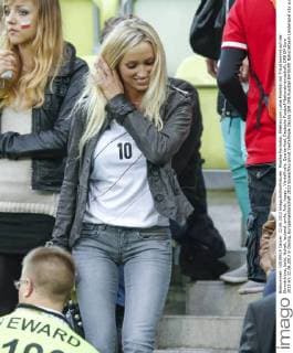 Monika Puchalski, Ehefrau von Lukas Podolski mit Trikot kommt auf dier Ehrentribüne, lacht, lächelt, lachend, smile, froh, happy , Viertelfinale, Quarterfinal, Deutsche Fussball Nationalmannschaft, DFB EM Euro 2012 am 22.06.2012 in Danzig, Europameisterschaft 2012