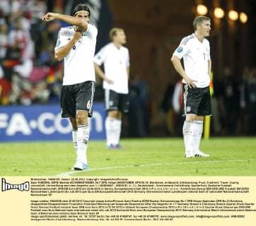 Sami KHEDIRA, 6DFB, Bastian SCHWEINSTEIGER, Nr.7 DFB, Holger BADSTUBER, DFB Nr.14, Emotionen, enttäuscht, Enttäuschung, Frust, frustriert, Trauer ,traurig, verzweifelt, Verzweiflung nach dem Gegentor zum 1-1 GERMANY - GREECE ( 4 : 2 ), Deutschland - Griechenland Viertelfinale, Quarterfinal, Deutsche Fussball Nationalmannschaft, DFB EM Euro 2012 am 22.06.2012 in Danzig, Europameisterschaft 2012 in P o l e n, U k r a i n e