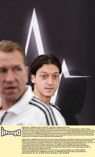 DFB Pressekonferenz mit Mesut ÖZIL, Nr.8 DFB Portrait, Porträt Gesicht, Ohrringe, Schmuck, Close-up, Ring, Diamanten, Juwelen, Steine, Brillanten, Deutsche Fussball Nationalmannschaft, DFB EM Euro 2012 am 25.06.2012 in Danzig, P O L E N, Europameisterschaft 2012 in P o l e n, U k r a i n e