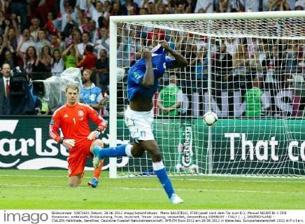 Mario BALOTELLI, ITA9 jubelt nach dem Tor zum 0-2, Manuel NEUER Nr.1 DFB Emotionen, enttäuscht, Enttäuschung, Frust, frustriert, Trauer ,traurig, verzweifelt, Verzweiflung GERMANY - ITALY ( : ), DEUTSCHLAND - ITALIEN Halbfinale, Semifinal, Deutsche Fussball Nationalmannschaft, DFB EM Euro 2012 am 28.06.2012 in Warschau, Europameisterschaft 2012 in P o l e n, U k r a i n e
