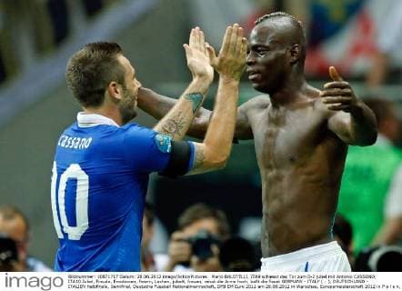 Mario BALOTELLI, ITA9 schiesst das Tor zum 0-2 jubel mit Antonio CASSANO, ITA10 Jubel, Freude, Emotionen, Feiern, Lachen, jubelt, freuen, reisst die Arme hoch, ballt die Faust GERMANY - ITALY ( : ), DEUTSCHLAND - ITALIEN Halbfinale, Semifinal, Deutsche Fussball Nationalmannschaft, DFB EM Euro 2012 am 28.06.2012 in Warschau, Europameisterschaft 2012 in P o l e n, U k r a i n e