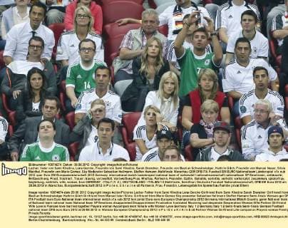 Lazhar, Vater von Sami Khedira, Lena Gercke, Freundin von Sami Khedira, Sarah Brandner, Freundin von Bastian Schweinsteiger, Kathrin Gilch, Freundin von Manuel Neuer, Silvia Meichel, Freundin von Mario Gomez, Sky Moderator Sebastian Hellmann, Steffen Hamann