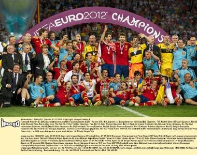 Fussball Kiew 01.07.2012 Europameisterschaften Finale Spanien (ESP) - Italien (ITA) 4:0 Spanien ist Europameister Iker Casillas (Spanien, TW, No.01) Gerard Pique (Spanien, No.03) Jose Manuel Pepe Reina (Spanien, TW, No.23) Victor Valdes (Spanien, TW, No.12) Xabi Alonso (Spanien, No.14) Andres Iniesta (Spanien, No.06) Juan Mata (Spanien, No.13) Xavi Hernandez (Spanien, No.08) David Silva (Spanien, No.21) Fernando Torres (Spanien, No.09) Sergio Ramos (Spanien, No.15) Alvaro Arbeloa (Spanien, No.17) Sergio Busquets (Spanien, No.16) Vicente del Bosque (Spanien, Trainer) Cesc Fabregas (Spanien, No.10)