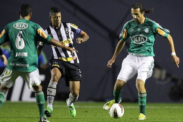 Aug. 1, 2012 - Barueri, SP, BRAZIL - Player Barcos (R), of Brazil s Palmeiras, vies for the ball with Antonio Carlos, of Brazil s Botafogo, during a Copa Sudamericana match at Barueri Arena, next to Sao Paulo, southeastern Brazil, on August 1st, 2012. Palmeiras won 2-0. Photo: WAGNERxCARMO AE AE Soccer 2012 - S. E. Palmeiras Sao Paulo (SE) - Botafogo de Futebol e Regatas Rio de Janeiro 2:0 - - ZUMAe83