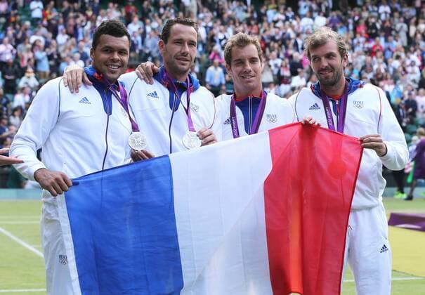 Olympiade,Wimbledon,AELTC,London 2012 Olympic Tennis Tournament, Herren Doppel Finale,Siegerehrung, Präsentation, Medaillen Vergabe,L-R Jo-Wilfried Tsonga Michael Llodra mit Silbermedaille und,Richard Gasquet und Julien Benneteau (alle (FRA) halten die Tricolore, französische Flagge,Halbkörper,Querformat,