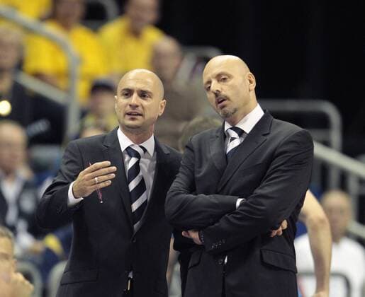 Sasa Obradovic, Trainer ALBA Berlin, rechts, links Co-Trainer Milenko Bogicevic, Trainer, Co-Trainer, Gespräch, quadrat ALBA Berlin vs Artland Dragons Quakenbrück, Basketball, Bundesliga, BEKO BBL, Herren, Saison 2012 2013 Berlin, 3.10.2012 02 World Halle