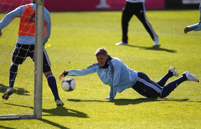 Bastian Schweinsteiger, mitte, mit Ball am Boden, Einzelbild, Aktion, quer Training der Deutschen Nationalmannschaft, Nati, DFB, Training, Fußball, Fussball, soccer, Herren, Deutschland, Germany Berlin, 14.10.2012 Hertha BSC-Amateurstadion