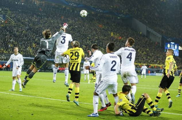 Roman WEIDENFELLER 1 Torwart BVB wehrt den Ball ab, fängt, fangen, festhalten, Aktion, Einzelbild, Freisteller, Reaktion, PEPE , Real 3, Raphael VARANE, 2 Real, Sergio RAMOS, Real 4, Cristiano RONALDO , Real 7 BORUSSIA DORTMUND - REAL MADRID C.F. (2 -1 ) Fussball UEFA Champions League, Gruppenphase in Dortmund am 24.10.2012 CL Saison 2012 2013