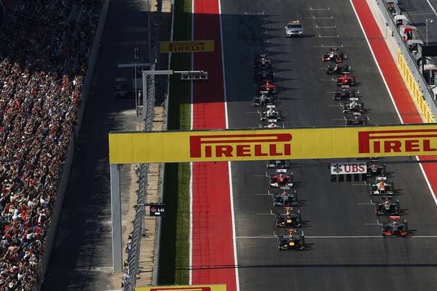 Motorsports: FIA Formula One World Championship 2012, Grand Prix of United States, 1 Sebastian Vettel (GER, Red Bull Racing), 4 Lewis Hamilton (GBR, Vodafone McLaren Mercedes), 2 Mark Webber (AUS, Red Bull Racing), start, mass, Masse, Menge, viele, many xHOCHxZWEIx