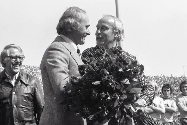 Fußball, Borussia Mönchengladbach, Deutscher Meister 1975 Hennes WEISWEILER, rechts, scheidender Trainer Borussia Mönchengladbach, begrüsst seinen Nachfolger Udo LATTEK mit einem Blumenstrauss, Rosen, SW-Aufnahme, Mönchengladbach wurde an diesem Tag Deutscher Meister, Vor dem Spiel Borussia Mönchengladbach - Eintracht Braunschweig 5:1 am 07.06.1975, Â