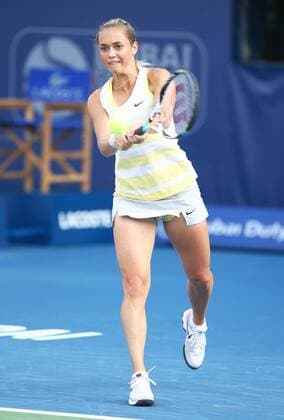 Dubai Tennis Championships 2013,WTA Tennis Turnier,International Series,Dubai Tennis Stadium, U.A.E., Klara Zakopalova (CZE), Aktion,Einzelbild,Ganzkoerper,Hochformat,