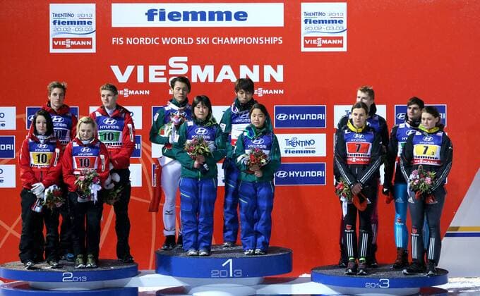 SKI NORDISCH - FIS Nordische WM 2013 PREDAZZO,ITALIEN,24.FEB.13 - SKI NORDISCH, SKISPRINGEN - FIS Nordische Ski Weltmeisterschaften 2013 in Val di Fiemme, Normalschanze, Mixed-Teambewerb, Siegerehrung, Flower Ceremony. Bild zeigt Jacqueline Seifriedsberger, Chiara Hölzl, Gregor Schlierenzauer, Thomas Morgenstern (AUT); Yuki Ito, Daiki Ito, Sara Takanashi, Taku Takeuchi (JPN); Ulrike Grässler, Carina Vogt, Severin Freund und Richard Freitag (GER).