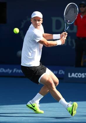 Dubai Tennis Championships 2013, ATP Tennis Herren Tennis Turnier,International Series,Dubai Tennis Stadium, U.A.E., Tomas Berdych (CZE),Einzelbild,Aktion, Ganzkörper, Hochformat,