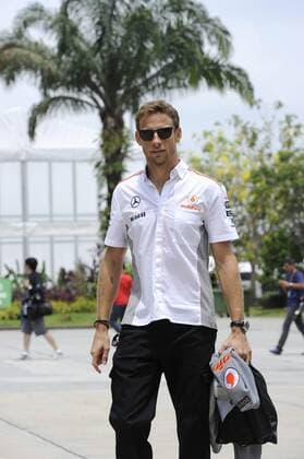 Jenson BUTTON (GBR),McLaren Mercedes,bei seiner Ankunft an der Rennstrecke,Aktion,Einzelbild,angeschnittenes Einzelmotiv,Halbfigur,halbe Figur. Formel 1, GP von Malaysia Kuala Lumpur,Sepang Circuit,Saison2013,am 21.03.2013.
