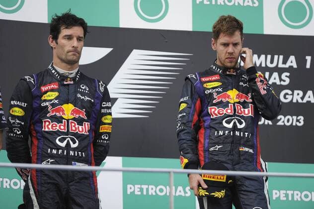 v.li:Mark WEBBER (AUS),Red Bull Racing geht auf Distanz zu Sebastian VETTEL (GER),Red Bull Racing,wenig Begeisterung,Missstimmung,Enttaeuschung,Frust,enttaeuscht,frustriert,niedergeschlagen,bei der Siegerehrung,Aktion. Formel 1, GP von Malaysia Kuala Lumpur,Sepang Circuit,Rennen, Saison2013,am 24.03.2013.
