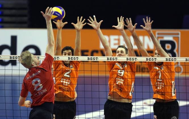 Kawika Shoji (BR Volleys), Ricardo Galandi (BR Volleys), Scott Touzinsky (BR Volleys), hinten, vorne beim Schmettern Marvin Prolingheuer (TV Bühl), BR Volleys Berlin vs TV Bühl Deutsche Volleyball Liga, play-offs, Halbfinale, 1. Spiel 2012 2013, Herren, Männer, Volleyball, Deutschland, Germany, Max-Schmeling-Halle Berlin, 30.3.2013