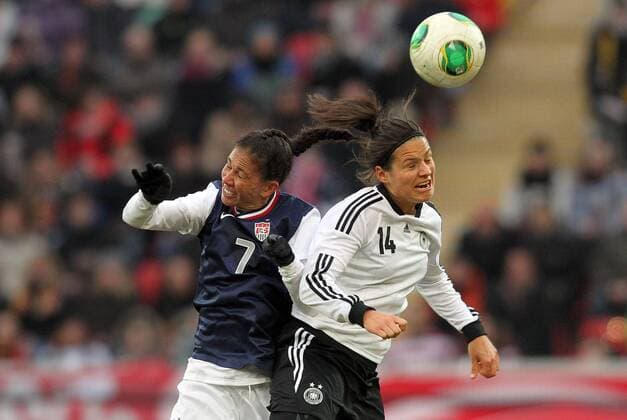 05.04.2013, xmrx, Freundschaftsspiel, Deutschland - USA, v.l. Shannon Boxx (USA), Dzsenifer Marozsan (Deutschland), im Zweikampf, Duell, duel, tackle, Kopfball, header