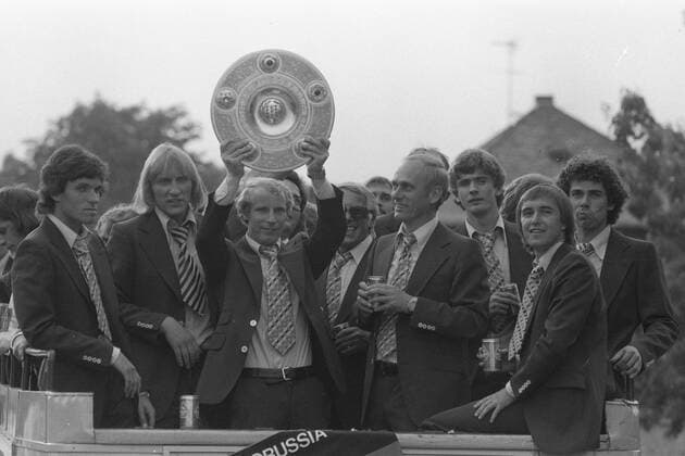 Fußball, Borussia Mönchengladbach, Deutscher Meister 1976 Die Spieler von Borussia Mönchengladbach feiern die Fussball-Meisterschaft 1976, sie jubeln von einem LKW herunter, präsentieren die Meisterschale, von links: Frank SCHAEFFER, Schäffer, Wolfgang KLEFF, Berti VOGTS, Trainer Udo LATTEK, Dietmar DANNER, Autokorso, Meisterfeier, SW-Aufnahme, 1976, Â