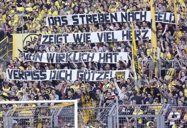 Fans gegen Mario GÖTZE (GOETZE), Nr. 10 BVB , Fussballfans, supporters, spectators, Zuschauer, Jacke, Kutte, Weste, Fankurve , Choreographie, Transparente, Show, Darstellung, Nachricht, Kommunikation, Fanchoreographie, Fankurve Fussball 1. Bundesliga , Dortmund, am 04.05.2013 BORUSSIA DORTMUND - FC BAYERN München 32.Spieltag, Liga1, Spieltag32, Liga01, 1.Liga BVB, , Saison 2012 2013 - Fankritik nach dem Wechserl von Götze zum FC Bayern München