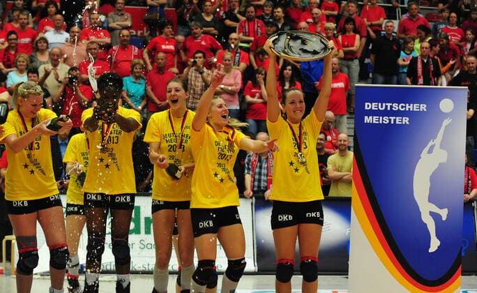 ganz rechts: Denise Hanke beim Jubel mit der Meisterschale, der Schweriner SC ist Deutscher Meister 2013, Schweriner SC, Schwerin, Volleyball, Play-Off Finale, Spiel um die Meisterschaft, 1. Bundesliga Frauen, 1. Liga, Margon-Arena Dresden Bodenbacher Straße, DSC, Saison 2012 2013, 08.05.2013,