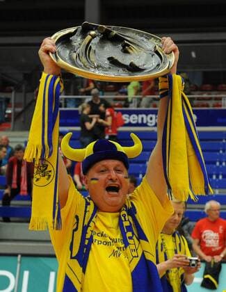 ein Schweriner Fan mit der Meisterschale, Schweriner SC, Schwerin, Volleyball, Play-Off Finale, Spiel um die Meisterschaft, 1. Bundesliga Frauen, 1. Liga, Margon-Arena Dresden Bodenbacher Straße, DSC, Saison 2012 2013, 08.05.2013,