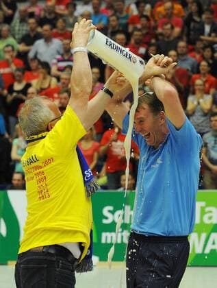 Bierdusche für den Meistertrainer Teun Buijs (rechts, Schwerin) - der Schweriner SC ist Deutscher Meister 2013, Schweriner SC, Schwerin, Volleyball, Play-Off Finale, Spiel um die Meisterschaft, 1. Bundesliga Frauen, 1. Liga, Margon-Arena Dresden Bodenbacher Straße, DSC, Saison 2012 2013, 08.05.2013,