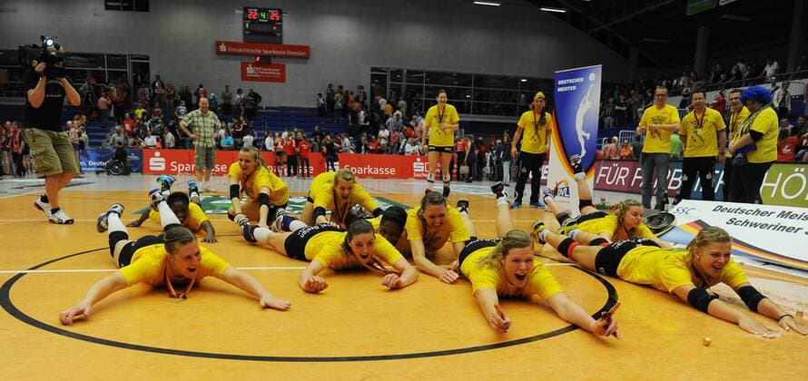 die Schweriner Spielerinnen rutschen vor Freude über das mit Sekt nassgespritzte Spielfeld, der Schweriner SC ist Deutscher Meister 2013, Schweriner SC, Schwerin, Volleyball, Play-Off Finale, Spiel um die Meisterschaft, 1. Bundesliga Frauen, 1. Liga, Margon-Arena Dresden Bodenbacher Straße, DSC, Saison 2012 2013, 08.05.2013,