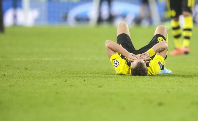 Kevin GROSSKREUTZ, Nr. 19 BVB Emotionen, enttäuscht, Enttäuschung, Frust, frustriert, verzweifelt, Verzweiflung, Trauer, traurig, am Boden liegend FC BAYERN MÜNCHEN - BORUSSIA DORTMUND (2 -1 ) Fussball UEFA Champions League, Finale, im Wembley Stadion London am 25.05.2013 CL Saison 2012 2013, FCB, München, BVB