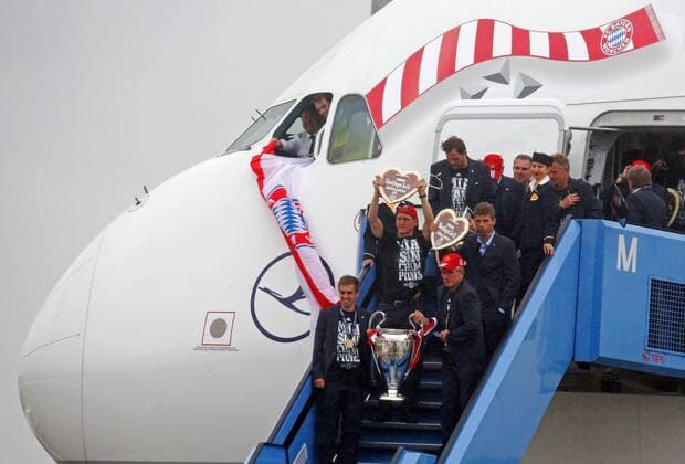 Philipp Lahm (Bayern 21), Trainer Cheftrainer Jupp HEYNCKES (FCB) mit Champions League Pokal, Pott, Henkelpokal, Trophäe steigen aus dem Flugzeug aus, Jubel, Freude, Emotionen, Feiern, Lachen, jubelt, freuen, reisst die Arme hoch, ballt die Faust, Thomas Müller Mueller (Bayern 25), Bastian Schweinsteiger (Bayern 31) FC BAYERN Ankunft mit Pokal nach Champions League Sieg Fussball 1. Bundesliga , Franz-Joseph-Strauss Flughafen München, am 26.05.2013 FCB, CL,