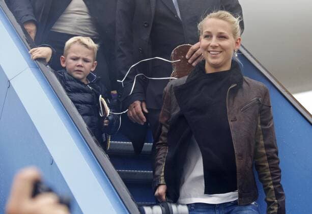 Arjen Robben Familie, Ehefrau Bernadien, mit Sohn lacht, lächelt, lachend, smile, froh, happy beim Aussteigen aus dem Flugzeug FC BAYERN Ankunft mit Pokal nach Champions League Sieg Fussball 1. Bundesliga , Franz-Joseph-Strauss Flughafen München, am 26.05.2013 FCB, CL,