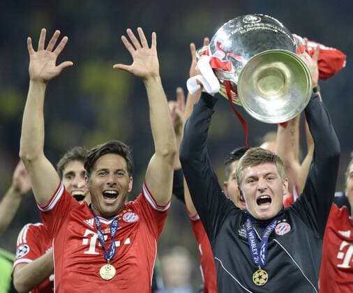 Fußball, FC Bayern München, Champions League Sieger 2013 Claudio Pizarro und Toni Kroos feiern mit dem Champions League Poka. Jubel, Freude, Emotionen, feiern, lachen, jubelt, freuen, reisst die Arme hoch, faust FC BAYERN MUENCHEN - BORUSSIA DORTMUND (2-1) Fussball UEFA Champions League, Finale, im Wembley Stadion London am 25.05.2013 CL Saison 2012 2013, FCB, München, BVB