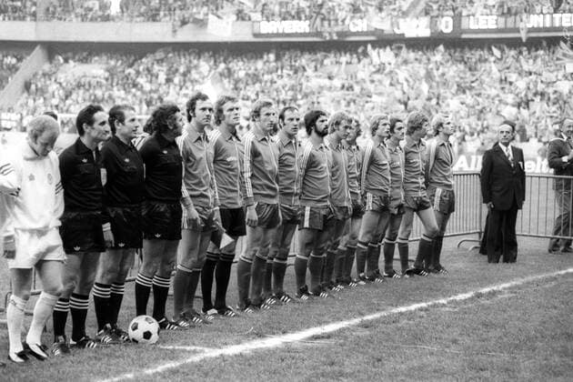 Mannschaftsvorstellung FC Bayern München, v.re.: Uli Hoeneß, Conny Torstensson, Jupp Kapellmann, Björn Andersson, Bernd Dürnberger, Rainer Zobel, Gerd Müller, Franz Roth, Hans Georg Schwarzenbeck, Torwart Sepp Maier und Kapitän Franz Beckenbauer sowie Schiedsrichter Michel Kitabdjian (Frankreich)
