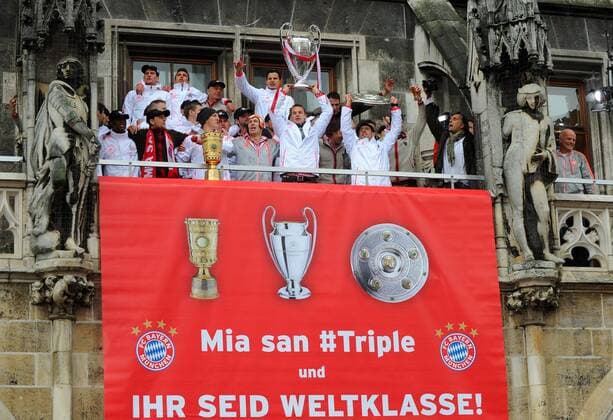 Fußball, FC Bayern München, Deutscher Meister 2013 FUSSBALL TRIPELPARTY SAISON 2012 2013 02.06.2013 Champions Party des FC Bayern München nach dem Gewinn des DFB Pokal und Triple. Das Team feiert auf dem Muenchner Marienplatz den historischen Gewinn des CHL Pokal, der Meisterschaft und DFB Pokal und dem Plakat Mia san Triple und ihr seid Weltklasse! David Alaba, Torwart Lukas Raeder, Anatoliy Tymoshchuk, Bastian Schweinsteiger mit DFB Pokal, Trainer Jupp Heynckes, Arjen Robben, Torwart Manuel Neuer mit CHL Pokal und Franck Ribery mit Meisterschale (vorn, v.li.) Mario Gomez, Mario Mandzukic, Assistenzcoach Peter Hermann und Daniel van Buyten (hinten v.li.)