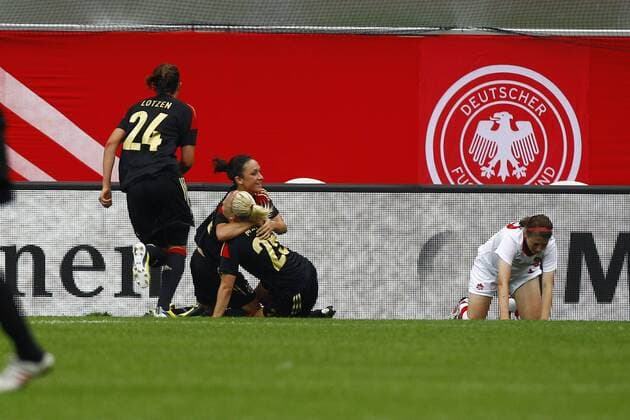 19.06.2013, Benteler-Arena, Paderborn, Frauenfussball, Länderspiel, Deutschland vs Kanada, im Bild Lena Lotzen (24, Deutschland, li.), Nadine Kessler (26, Deutschland) und die Torschützin zum 1:0 für Deutschland Leonie Maier (25, Deutschland) jubeln nach dem Tor GER, FSP, Deutschland vs Kanada