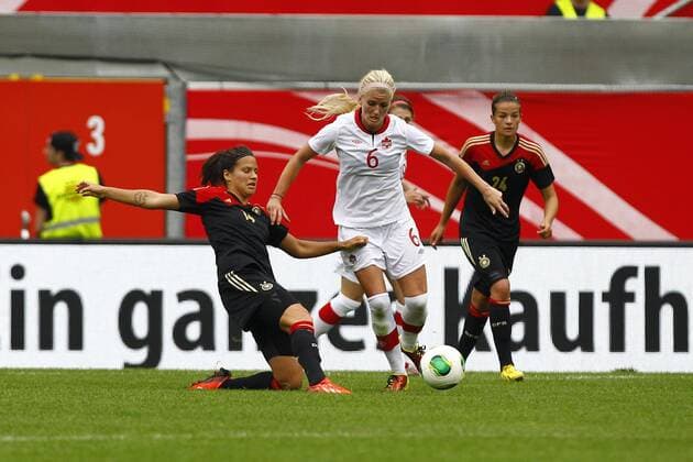 19.06.2013, Benteler-Arena, Paderborn, Frauenfussball, Länderspiel, Deutschland vs Kanada, im Bild Dzsenifer Marozsan (14, Deutschland, li.) im Zweikampf mit Kaylyn Kyle (6, Kanada) GER, FSP, Deutschland vs Kanada