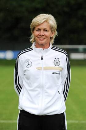 24.06.2013 --- 3.EM-Vorbereitungslehrgang Frauen- Nationalmannschaft, Muenchen, Training Bundestrainerin Sylvia NEID (DFB Frauen), Einzelbild, angeschnitten, angeschnittenes einzelmotiv, halbfigur, halbe Figur, hochformat, vertikal, Aktion,