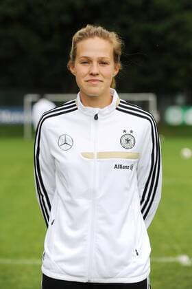 24.06.2013 --- 3.EM-Vorbereitungslehrgang Frauen- Nationalmannschaft, Muenchen, Training Isabelle LINDEN (DFB Frauen), Einzelbild, angeschnitten, angeschnittenes einzelmotiv, halbfigur, halbe Figur, hochformat, vertikal, Aktion,