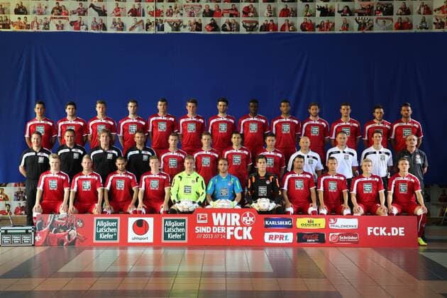 Fußball, 2. Liga, Saison 2013 2014, 1. FC Kaiserslautern, Mannschaftsfoto. Hintere Reihe von links: Julian Derstroff, Florian Dick, Willi Orban, Marc Torrejon, Jan Simunek, Dominique Heintz, Markus Karl, Mohamadou Idrissou, Andrew Wooten, Steven Zellner, Christopher Drazan, Konstantinos Fortounis, Enis Alushi. Mittlere Reihe von links: Cheftrainer Franco Foda, Co-Trainer Thomas Kristl, Torwart-Trainer Gerry Ehrmann, Fitnesstrainer Oliver Schäfer, Simon Zoller, Marcel Gaus, Karim Matmour, Ariel Borysiuk, Physiotherapeut Erik Schön, Physiotherapeut Frank Sänger, Reha-Trainer Michael Sulzmann, Zeugwart Wolfgang Wittich. Vordere Reihe von links: Jean Zimmer, Pierre De Wit, Mimoun Azaouagh, Florian Riedel, David Hohs, Tobias Sippel, Marius Müller, Albert Bunjaku, Chris Löwe, Ruben Jenssen, Alexander Ring.