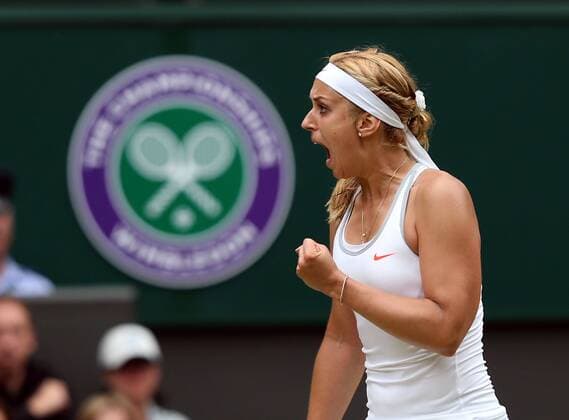 Wimbledon Championships 2013, AELTC,London, ITF Grand Slam Tennis Tournament, Sabine Lisicki (GER) macht die Faust und jubelt vor dem Wimbledon Logo,Jubel,Emotion,Einzelbild, Halbkoerper,Querformat,von der Seite,Profil,Symbolfoto,