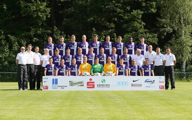 Aue, 02.07.2013, Erzgebirgsstadion, Fußball, 2.Bundesliga , FC Erzgebirge Aue, Mannschaftspräsentation für die Saison 2013 2014. , Mannschaftsfoto, Teamfoto. , Im Bild; hintere Reihe v.l.n.r.; Oliver Schröder, Zlatko Janjic, Thomas Paulus, Tobias Nickenig, Kevin Pezzoni, Ronny König, Dominic Rau, Solomon Okoronkwo und Philipp Müller. , mittlere Reihe v.ln.r.; Mannschaftsarzt Veit Lorenz, Masseur Jens Borchert, Physiotherapeut Friedrich Ramminger, Physiotherapeutin Nadine Dörfel, Arvydas Novikovas, Andreas Wiegel, Rico Benatelli, Kevin Schlitte, Michael Fink, Dorian Diring, Rene Klingbeil, Zeugwart Bernd Zimmermann, Torwarttrainer Russi Petkov, Co-Trainer Rastislav Hodul und Trainer Falko Götz. , vordere Reihe v.l.n.r.; Jakub Sylvestr, Guido Kocer, Felix Kunert, Torhüter Marius Schulze, Torhüter Martin Männel, Torhüter Sascha Kirschstein, Nils Miatke, Fabian Müller und Mike Könnecke.