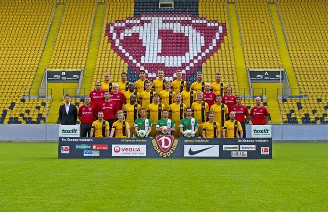 Fussball, 2. Bundesliga, Saison 2013 14, SG Dynamo Dresden, Mannschaftsvorstellung, Mannschaftsfoto. Hintere Reihe von links: Thorsten Schulz (23), Cristian Fiel (40), Anthony Losilla (11), Sebastian Schuppan (27), Christoph Menz (24), Tobias Kempe (18), Tobias Müller (38), 2.Reihe von oben von links: Zeugwart Maik Hebenstreit, Mannschaftsarzt Dr. Tino Lorenz, Mickael Pote (10), Zlatko Dedic (22), Robert Koch (25), Cheikh Geuye (4), Physiotherapeut Arndt Pröhl, Physiotherapeut Tobias Lange, 3.Reihe von oben von links: Sportlicher Leiter Steffen Menze, Cheftrainer Peter Pacult, Torwarttrainer Thomas Köhler, Alban Sabah (14), Romain Bregerie (5), Toni Leistner (37), Marco Hartmann (6), Soufian Benyamina (9), Fitnesstrainer Christian Canestrini, Co-Trainer Nico Däbritz, Untere Reihe von links: Idir Ouali (7), Marvin Stefaniak (34), Florian Fromlowitz (35), Benjamin Kirsten (13), Markus Scholz (1), Paul Milde (31), Filip Trojan (8). RM001