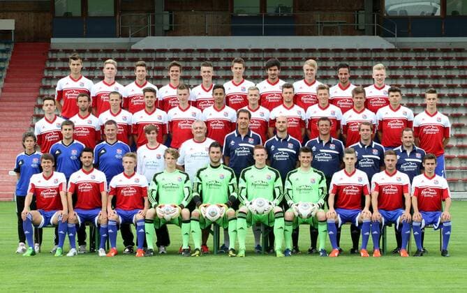 Mannschaftsfoto SpVgg Unterhaching – Saison 2013 2014: 4. Reihe von links: Alexander Hack, Mike Niebauer, Daniel Hofstetter, Mario Erb, Tobias Killer, Janik Haberer, Jonas Hummels, Stefan Haas, Kevin Hingerl, Andreas Voglsammer 3. Reihe von links: Thomas Steinherr, Leon Müller-Wiesen, Florian Bichler, Maximilian Welzmüller, Marius Duhnke, Kenny Redondo, Pascal Köpke, Quirin Moll, Marius Willsch, Fabian Götze, Roland Sternisko, Maximilian Bauer 2. Reihe von links: Nelly Le Berre (Physiotherapeutin), Georg Wallner (Athletiktrainer), Richard Wagner (Sportphysiotherapeut Heilpraktiker), Stefan Schwabl (Betreuer), Wolfgang Binderberger (Betreuer), Wolfgang Kellner (Torwart-Ausbilder), Alexander Schmalhofer (Co-Trainer Videoanalyst Co-Trainer U23), Claus Schromm (Chef-Trainer), Florian Ernst (Co-Trainer Chef-Trainer U23), Manuel Baum (Team-Chef) 1. Reihe von links: Benjamin Schwarz, Benjamin Kauffmann, Michael Marinkovic, Felix Dinkel, Korbinian Müller, Sebastian Wolf, Michael Zetterer, Lucas Hufnagel, Danilo Dittrich, Dominik Rohracker