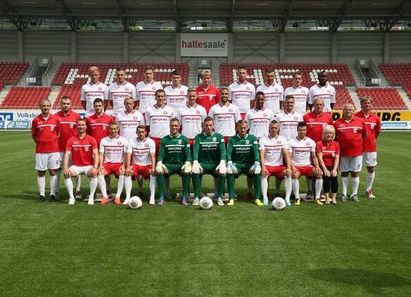 Halle (Saale), 05.07.2013, Fußball, 3. Liga, Saison 2013 2014 , HALLESCHER FC, (Mannschaftsfoto). , Vordere Reihe v.l.: Mannschaftsarzt Dr. Thomas Bartels, Physiotherapeut Jens Neumann, Florian Brügmann Bruegmann, Tony Schmidt, Torwart Dominik Kisiel, Torwart Franco Flückiger Flueckiger, Torwart Pierre Kleinheider, Toni Lindenhahn, Björn Ziegenbein und Betreuerin Dagmar Schulze. , âĨMittlere Reihe v.l.: Walter Moissejenko, Physiotherapeut Hans Gottschalt, Marcel Baude, Philipp Zeiger, Marcel Franke, Adli Lachheb, Pierre Merkel, Nils Pichinot, Co-Trainer Dieter Strozniak, Mannschaftsleiter Norbert Ciornei und Torwart-Trainer Jens Adler. , âĨHintere Reihe v.l.: Sören Bertram, Robert Schick, Kristian Kojola, Niklas Brandt, Chef-Trainer Sven Köhler Koehler, Pierre Becken, Maik Wagefeld, Anton Müller und Patrick Mouaya. ,