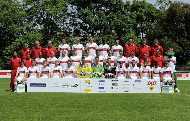 Fussball 1. Liga 2013 2014 VfB Stuttgart 10.07.2013 Mannschaftsbild VfB Stuttgart Hintere Reihe von links nach rechts: Zeugwart Michael Meusch, Zeugwart Kostas Papandrafillis, Teambetreuer Ralph Herkommer, Christian Gentner, Georg Niedermeier, Benedikt Röcker, Antonio Rüdiger, Serdar Tasci, Therapeut Manuel Roth, Therapeut Detlef Müller, Therapeut Gerhard Wörn Mittlere Reihe von links nach rechts: Cheftrainer Bruno Labbadia, Co-Trainer Erdinc Eddy Sözer, Cacau, Konstantin Rausch, Cristian Molinaro, Daniel Schwaab, Martin Harnik, Rani Khedira, Vedad Ibisevic, William Kvist, Mohammed (Moa) Abdellaoue, Konditions- und Rehatrainer Dr. Christos Papadopoulos, Torwart-Trainer Andreas Menger, Maskottchen Fritzle Vordere Reihe von links nach rechts: Marco Rojas, Moritz Leitner, Alexandru Maxim, Patrick Funk, Sercan Sararer, Thorsten Kirschbaum, Sven Ulreich, Odisseas Vlachodimos, Johan Audel, Daniel Didavi, Tunay Torun, Ibrahima Traore, Tamas Hajnal