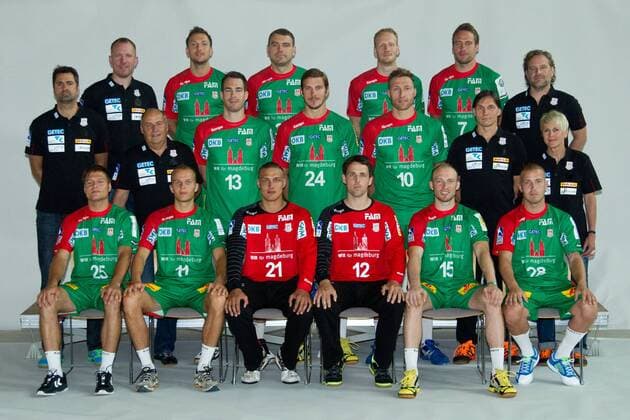 Teamfoto SC Magdeburg - hintere Reihe v.li. Trainer Frank Carstens,Andreas Rojewski,Bartosz Jurecki,Stefan Kneer,Kjel Landsberg,Physiotherapeut Guido Engemann, mittlere Reihe v.li. Co-Trainer Dirk Pauling,Betreuer Ulrich Barnikol,Jure Natek,Michael Haaß,Fabian van Olphen,Physiotherapeut Andreas Grote,Mannschaftsärztin Birgit Hoffmeyer,vordere Reihe v.li. Marko Bezjak,Tim Hornke,Torwart Dario Quenstedt,Torwart Gerrie Eijlers,Yves Grafenhorst,Robert Weber - Fototermin SC Magdeburg 1. Handball Bundesliga Saison 2013-14 in der Johanniskirche in Magdeburg - Deutschland,Mann,Männer,Handball,12.07.2013