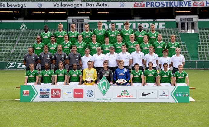 Kader SV Werder Bremen: Vierte Reihe von links: Joseph Akpala, Nils Petersen, Niclas Füllkrug, Marko Arnautovic, Sebastian Prödl, Denni Avdic, Mateo Pavlovic, Assani Lukimya, Florian Hartherz, Dritte Reihe von links: Theodor Gebre Selassie, Mehmet Ekici, Felix Kroos, Aaron Hunt, Johannes Wurtz, Aleksandar Ignjovski, Tom Trybull, Cimo Röcker, Philipp Bargfrede, Luca Caldirola, Clemens Fritz, Zweite Reihe von links: Robin Dutt (Cheftrainer), Damir Buric (Co-Trainer), Marco Langner (Torwarttrainer), Reinhard Schnittker (Athletik-Trainer), Peter Detjen (Zeugwart), Fritz Munder (Zeugwart), Holger Berger (Physiotherapeut), Jürgen Tölle (Physiotherapeut), Sven Plagge (Physiotherapeut), Florian Lauerer (Physiotherapeut), Tomoki Suzuki (Akupunkteur), Dr. Goetz Dimanski (Mannschaftsarzt), Erste Reihe von links: Lukas Schmitz, Eljero Elia, Predag Stevanovic, Cedrick Makiadi, Raphael Wolf, Sebastian Mielitz, Richard Stebinger, Zlatko Junuzovic, Aleksandar Stevanovic, Oezkan Yildirim, Levent Aycicek.