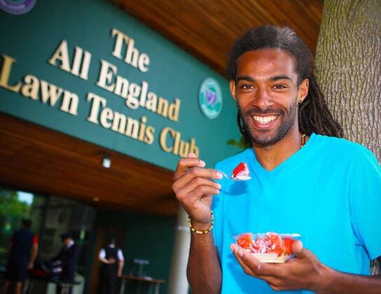 Wimbledon Championships 2013, AELTC,London, ITF Grand Slam Tennis Tournament, Dustin Brown (GER) isst seine Erdbeeren mit Sahne vor dem Eingang zum All England Lawn Tennis Club,Portrait,Einzelbild,Halbkoerper,Querformat,,